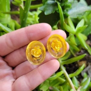 Vintage Oval Yellow Flower Screw-back Earrings